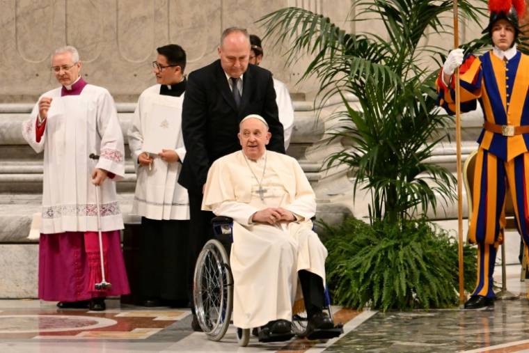 Le pape François après la messe chrismale du Jeudi Saint à la basilique Saint-Pierre, au Vatican, le 28 mars 2024. ( AFP / Alberto PIZZOLI )