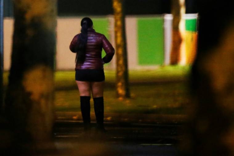 Loin des associations, dans la crainte permanente de la dénonciation ou d'une agression: les prostituées qui exercent en milieu rural souffrent de l'isolement, alors que les campagnes françaises voient s'installer les réseaux sud-américains ( AFP / CHARLY TRIBALLEAU )