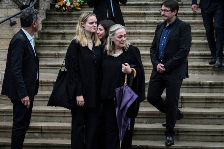 L'ex-femme de Bernard Pivot, Monique Pivot (c) et des proches devant l'église Saint-Pierre de Quincié-en-Beaujolais, à l'issue du service funéraire, le 14 mai 2024 dans le Rhône ( AFP / JEAN-PHILIPPE KSIAZEK )