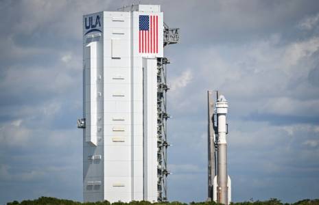 La fusée Atlas V du groupe ULA avec la capsule Starliner de Boeing à son sommet avant sa première mission habitée, à Cap Canaveral en Floride le 4 mai 2024 ( AFP / Miguel J. Rodriguez Carrillo )