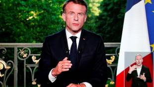 Capture d'écran du président Emmanuel Macron lors de son allocution télévisée pour annoncer la dissolution de l'Assemblée nationale le 30 juin 2024 à Paris ( AFP / Ludovic MARIN )