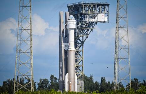 La fusée Atlas V du groupe ULA et la capsule Starliner de Boeing à son sommet sur le pas de tir du Centre spatial Kennedy, le 4 mai 2024 à Cap Canaveral, en Floride ( AFP / Miguel J. Rodriguez Carrillo )