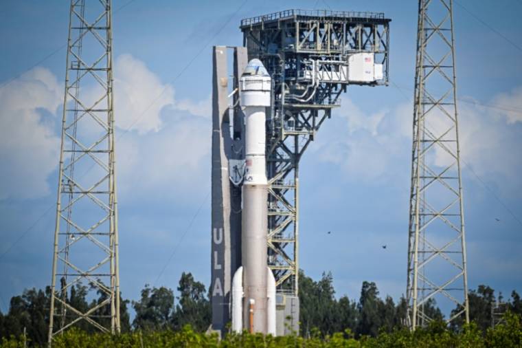 La fusée Atlas V du groupe ULA et la capsule Starliner de Boeing à son sommet sur le pas de tir du Centre spatial Kennedy, le 4 mai 2024 à Cap Canaveral, en Floride ( AFP / Miguel J. Rodriguez Carrillo )