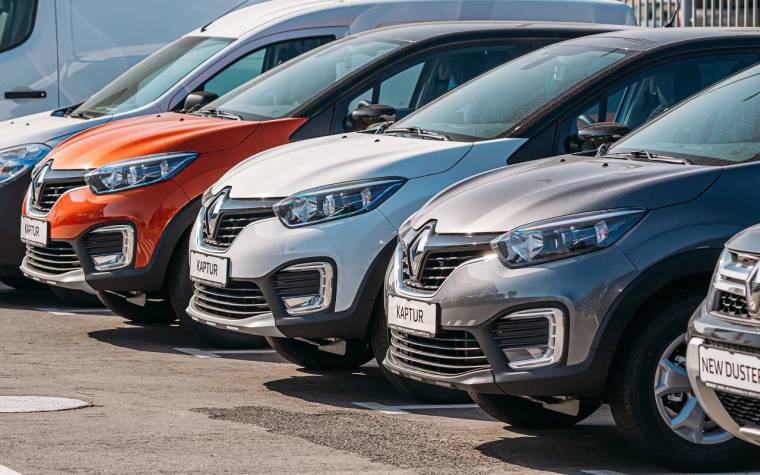 Des modèles Renault dans une concession de la marque (crédit photo : Adobe Stock /  )