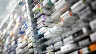 La perspective d'une possible cession du laboratoire Biogaran qui présente une boîte de médicament sur huit vendues en pharmacie  et près d'un tiers des médicaments génériques en France contrarie le gouvernement ( AFP / Christophe ARCHAMBAULT )