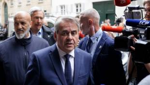 Le président du Conseil régional des Hauts-de-France, Xavier Bertrand, arrive pour assister à une réunion d'urgence des Républicains à Paris, le 12 juin 2024 ( AFP / Dimitar DILKOFF )
