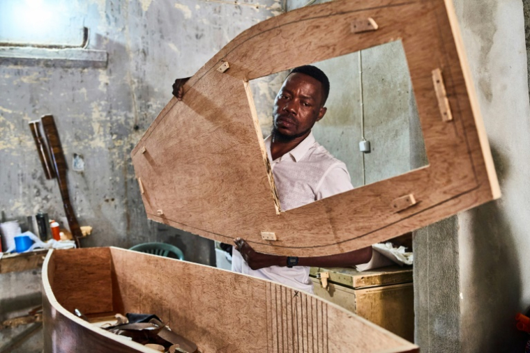 Dans un atelier de confection de cercueils à partir de palettes abandonnées, le 10 octobre 2024 à Beira ( AFP / Zinyange Auntony )