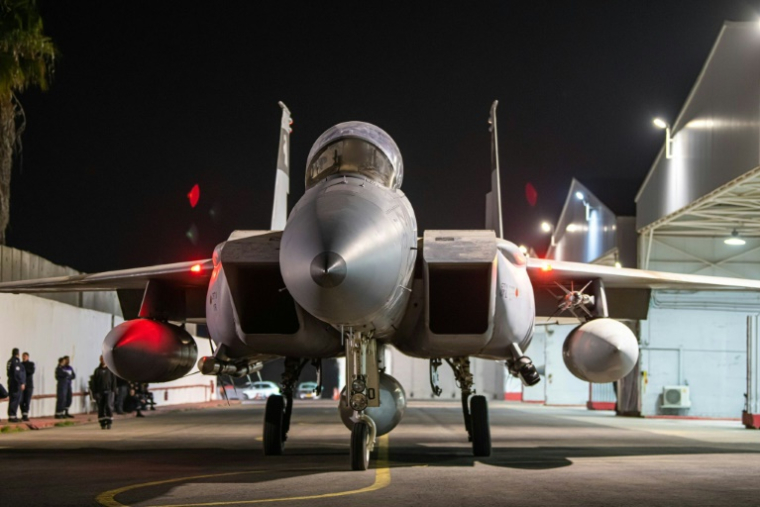 Une photo fournie par l'armée israélienne le 26 octobre 2024 montre un avion de combat  quittant un hangar dans un lieu non précisé en Israël ( AFP / - )