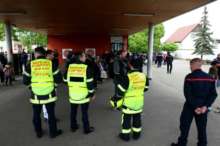 Des parents viennent récupérer leurs enfants confinés dans une école à Souffelweyersheim, où deux fillettes ont été blessées au couteau, le 18 avril 2024 dans le Bas-Rhin  ( AFP / FREDERICK FLORIN )