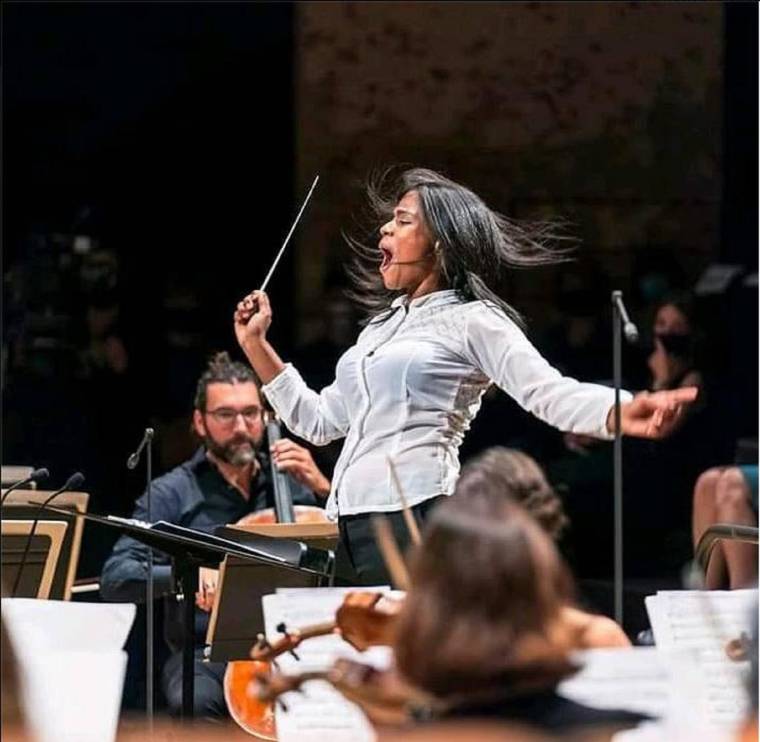 Lors du concours de cheffe d’orchestre «La Maestra» en septembre 2020, la jeune vénézuélienne Glass Marcano a pu diriger l’ouverture du célèbre opéra de Verdi «La Force du Destin». crédit photo : Glass Marcano Facebook
