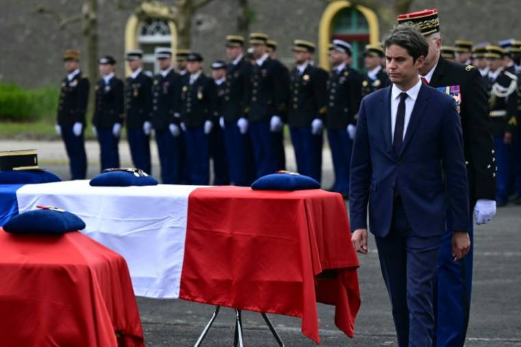Le Premier ministre Gabriel Attal rend hommage le 24 mai 2024 à Maisons-Alford, dans le Val-de-Marne, aux deux gendarmes tués lors des violences en Nouvelle-Calédonie ( AFP / Miguel MEDINA )