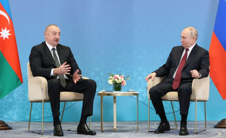 Sur cette photo diffusée par l'agence d'État russe Sputnik, le président russe Vladimir Poutine rencontre le président azerbaïdjanais Ilham Aliyev en marge du sommet des dirigeants des États membres de l'Organisation de coopération de Shanghai (OCS) à Astana le 3 juillet 2024 ( POOL / Sergei SAVOSTYANOV )