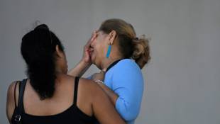 La mère d'une des victimes, tuée dans un incendie dans une discothèque à Murcie, en Espagne, devant le Pavillon des Sports de la ville où elle a reçu une assistance psychologique, le 1er octobre 2023 ( AFP / JOSE JORDAN )