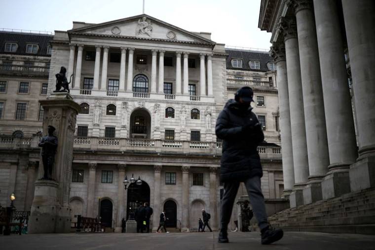 Photo d'archives montrant des gens qui marchent à côté de la Banque d'Angleterre (BoE)
