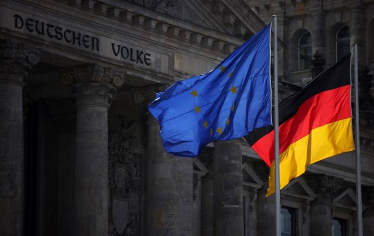 Les drapeaux de l'UE et de l'Allemagne flottent devant le bâtiment du Reichstag à Berlin
