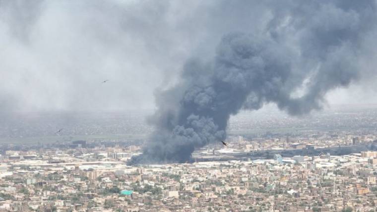 Photo d'archives ​​de fumée noire à Khartoum Nord, au Soudan