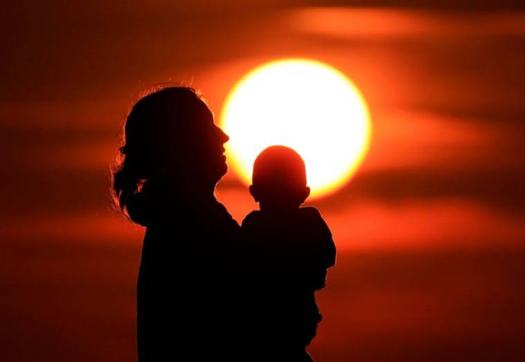 Une mère et son bébé profitent du coucher de soleil à Calais