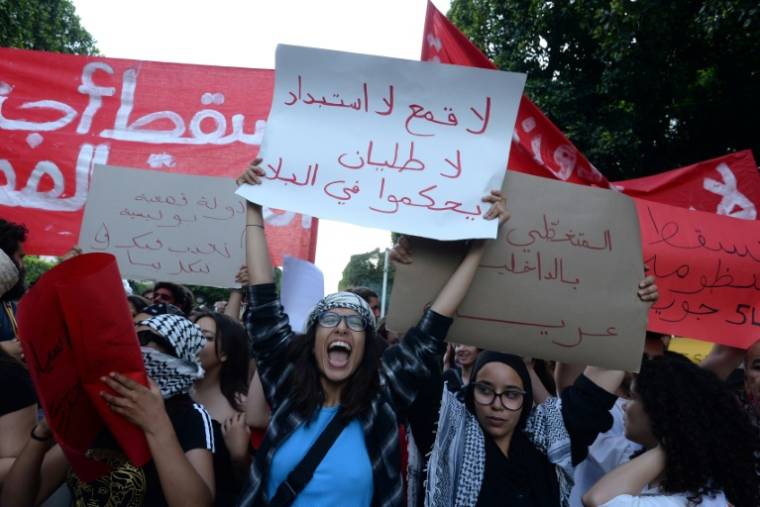 Plusieurs centaines de Tunisiens ont défilé dans la capitale tunisienne le 24 mai 2024 en scandant "A bas la dictature" pour protester contre une vague d'arrestations en vertu d'un décret présidentiel qui, critiquent-ils, est utilisé pour étouffer la dissidence ( AFP / Sofiene HAMDAOUI )