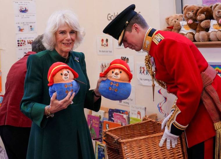 La reine consort, Camilla, lors d'une visite à la crèche Barnardo à Bow, Londres