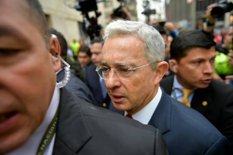 L'ancien président colombien (2002-2010) et sénateur Alvaro Uribe (C) à son arrivée au Palais de justice pour une audience devant la Cour suprême à Bogota, le 8 octobre 2019 ( AFP / Raul ARBOLEDA )