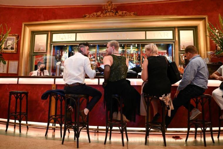 Des clients s'assoient dans un bar à Berlin