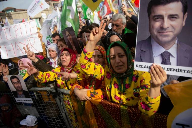 Des supporteurs du chef de file kurde incarcéré Selahatti Demirtas lors d'un rassemblement à Istanbul, le 3 février 2019 ( AFP / Yasin AKGUL )