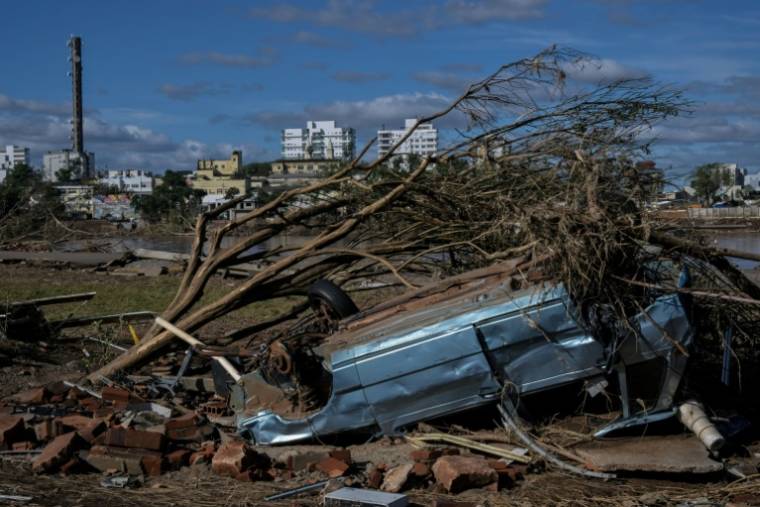 Une voiture endommagée, des branches et des débris sont visibles à Cruzeiro do Sul après les inondations dévastatrices qui ont frappé l'État du Rio Grande do Sul, au Brésil, le 14 mai 2024 ( AFP / Nelson ALMEIDA )