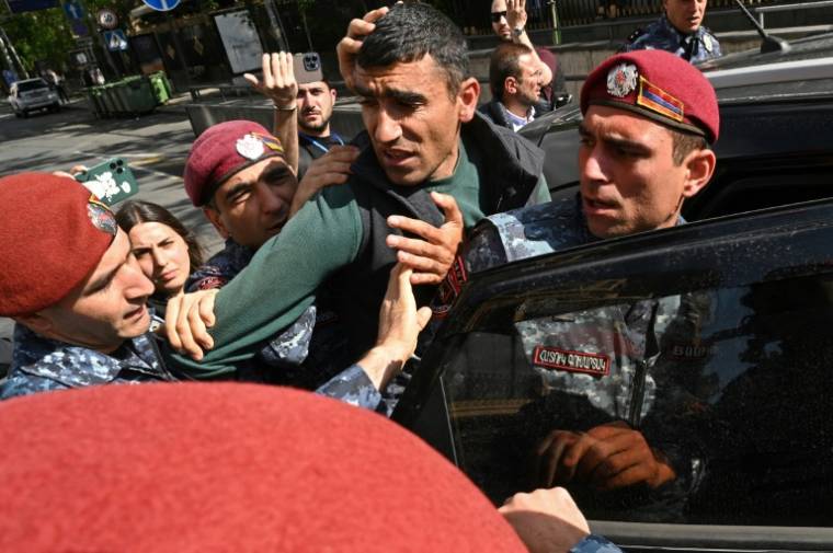 La police arménienne interpelle un manifestant à Erevan, le 13 mai 2024 ( AFP / KAREN MINASYAN )