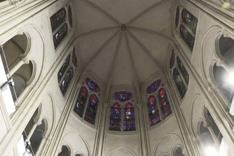 Image tirée d'une vidéo de l'AFP, le 11 avril 2024, montrant les vitraux et le choeur de Notre-Dame pendant les travaux de restauration, cinq ans après l'incendie qui l'a dévastée ( AFP / Mathilde BELLENGER )