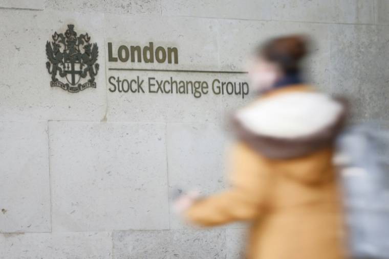 Devant la Bourse de Londres, le 29 décembre 2020 ( AFP / Tolga Akmen )