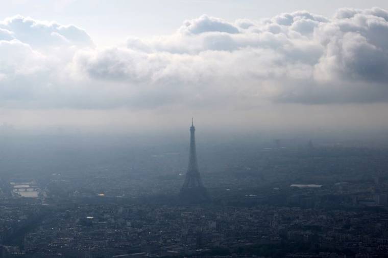 Vue aérienne de la Tour Eiffel et de l'horizon parisien