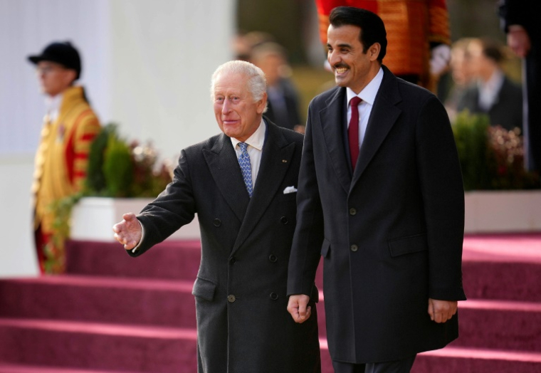 Le roi Charles III (g) et l'émir du Qatar Sheikh Tamim ben Hamad al-Thani lors d'une cérémonie à Horse Guards Parade, le 3 décembre 2024 à Londres ( POOL / Kin Cheung )