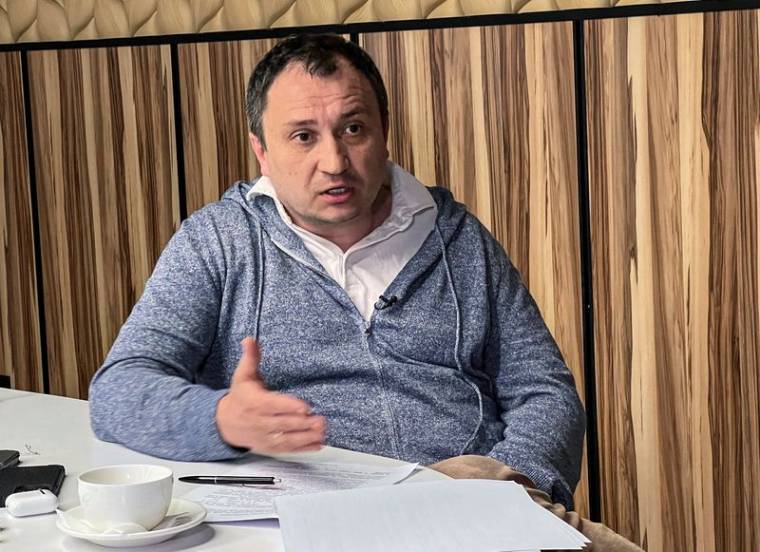 M. Solsky, participe à une interview avec Reuters à Kiev