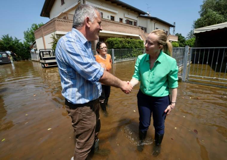 La cheffe du gouvernement italien, Giorgia Meloni, salue un habitant d'une zone de la ville de Faenza touchée par les inondations, le 21 mai 2023  ( Palazzo Chigi press office / Handout )