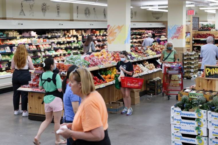 Des personnes font des achats dans un supermarché alors que l'inflation a affecté les prix à la consommation à Manhattan, New York