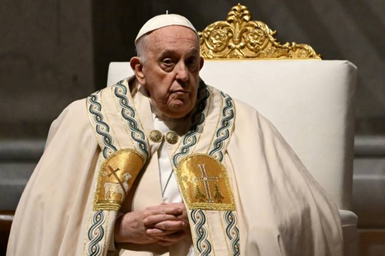 Le pape François préside la veillée pascale dans le cadre des célébrations de la Semaine Sainte, à la basilique Saint-Pierre au Vatican, le 30 mars 2024. ( AFP / Tiziana FABI )