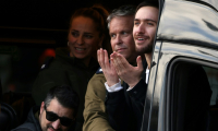 L'ex-otage israélien Omer Shem Tov (d) arrive en à l'hôpital Beilinson de Petah Tikva, dans le centre d'Israël, après sa libération de la bande de Gaza le 22 février 2025 ( AFP / AHMAD GHARABLI )