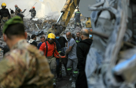 Des sauveteurs transportent le corps d'une victime hors des décombres d'un bâtiment détruit par une frappe aérienne israélienne dans le quartier de Basta à Beyrouth, le 23 novembre 2024 au Liban ( AFP / - )