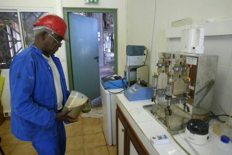 Contrôle de la qualité du jus de canne à sucre dans la distillerie Bellevue près de Capesterre sur l'île de Marie-Galante en Guadeloupe, le 12 Avril 2007 ( AFP / MARCEL MOCHET )