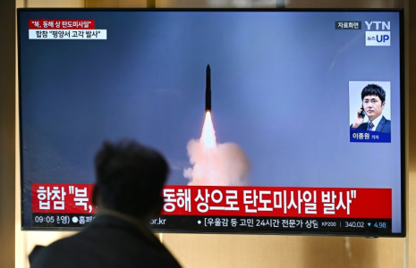 Des images du tir nord-coréen diffusées à la télévision sud-coréenne dans une gare de Séoul, en Corée du Sud, le 31 octobre 2024 ( AFP / JUNG YEON-JE )