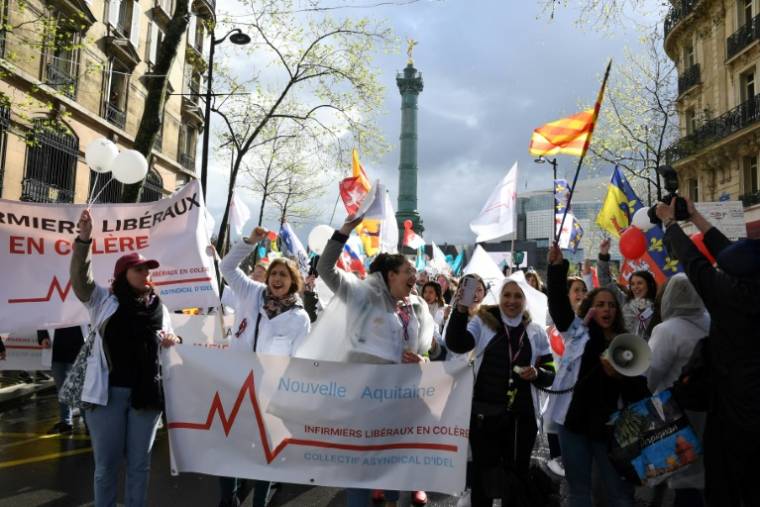 Manifestation des infirmières libérales pour une revalorisation de leur tarif de base face à l'inflation à Paris, le 4 avril 2024 ( AFP / Mehdi FEDOUACH )