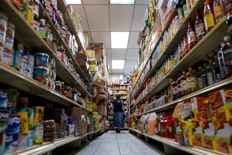 Une femme fait ses courses au supermarché à Washington, aux Etats-Unis