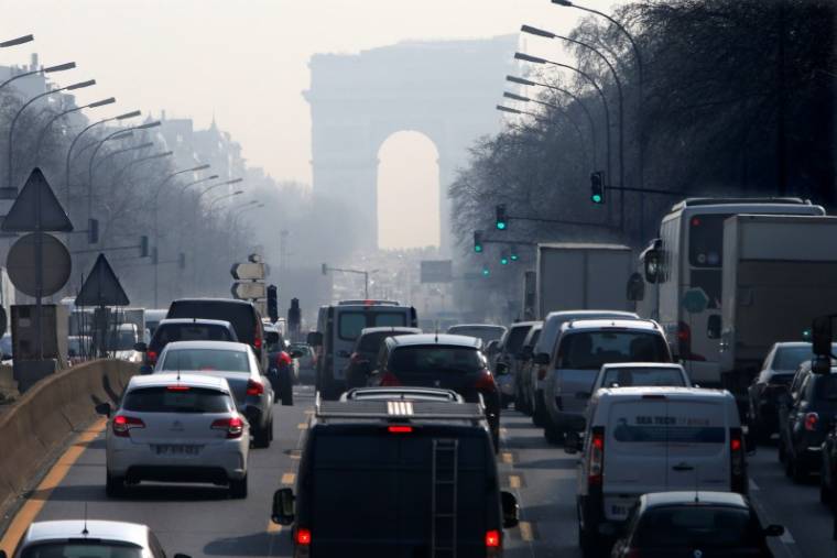 LA MAIRE DE PARIS VEUT BANNIR CARS ET CAMIONS POLLUANTS DÈS JUILLET