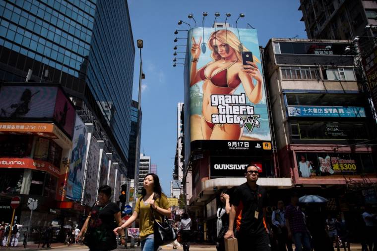 Un grand panneau publicitaire du jeu vidéo "Grand Theft Auto V" est affiché à Hong Kong le 17 septembre 2013.  ( AFP / PHILIPPE LOPEZ )