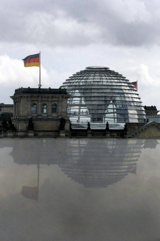 Le Bundestag, la chambre basse du Parlement allemand, se reflète dans un bassin d'eau à Berlin