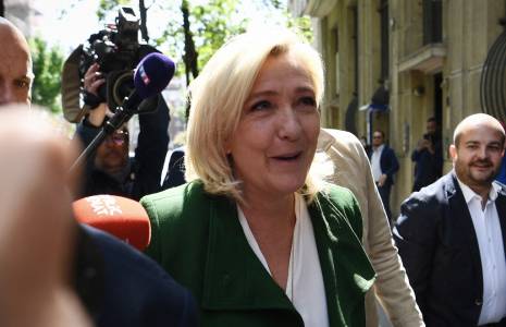 Marine Le Pen à Paris, le 25 avril 2022. ( AFP / CHRISTOPHE ARCHAMBAULT )