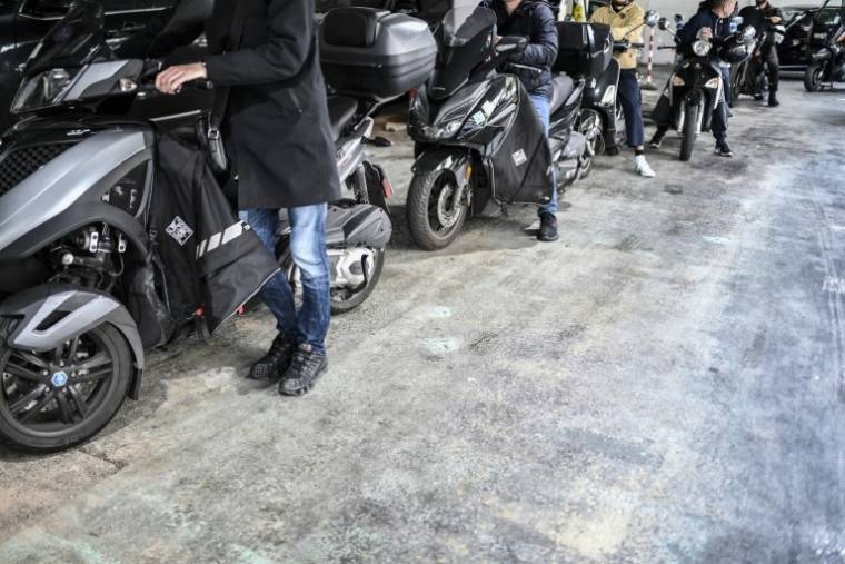 Des deux-roues font la queue dans une station-service à Paris, le 12 octobre 2022 ( AFP / STEPHANE DE SAKUTIN )