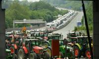 Des agriculteurs bloquent avec leurs tracteurs la frontière franco-espagnole, le 3 juin 2024 à Biriatou, dans les Pyrénées-Orientales ( AFP / GAIZKA IROZ )