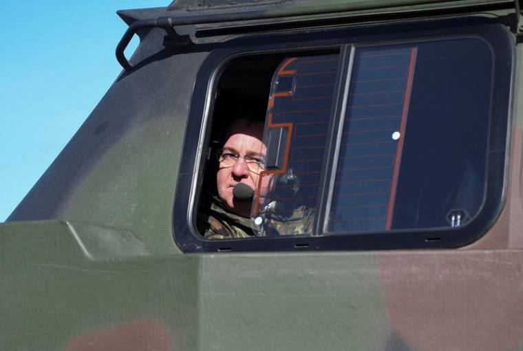 Le ministre allemand de la Défense Boris Pistorius dans un char Leopard près de Magdebourg, en Allemagne