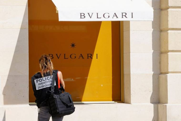 La police judiciaire devant la boutique Bulgari à Paris après un braquage en 2021